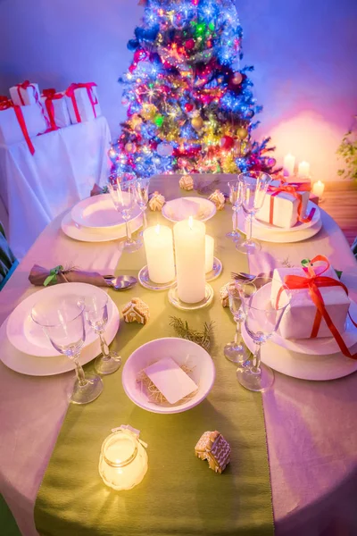 Configuração de mesa de Natal temperamental com árvore de Natal — Fotografia de Stock