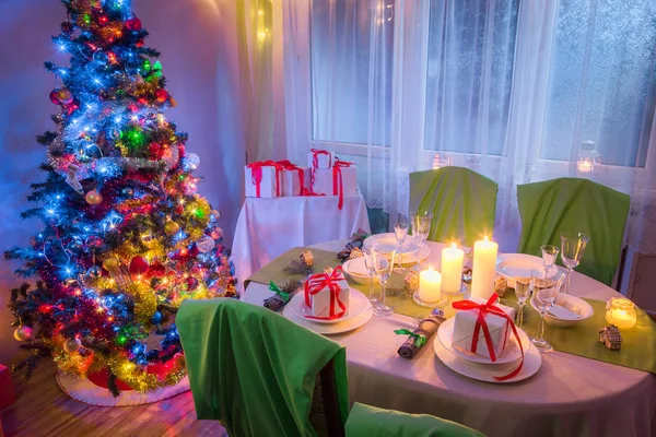 Hermosa mesa de Navidad con árbol de Navidad y regalos — Foto de Stock