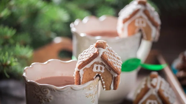 Kleine Lebkuchenhäuschen mit heißer Schokolade zu Weihnachten — Stockfoto