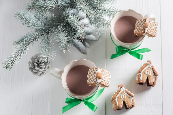 Милые пряничные домики с вкусным какао на Рождество — стоковое фото