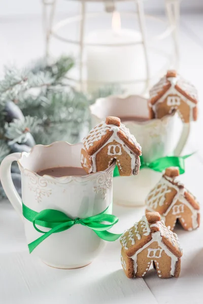 Small gingerbread cottages with tasty cocoa for Christmas — Stock Photo, Image