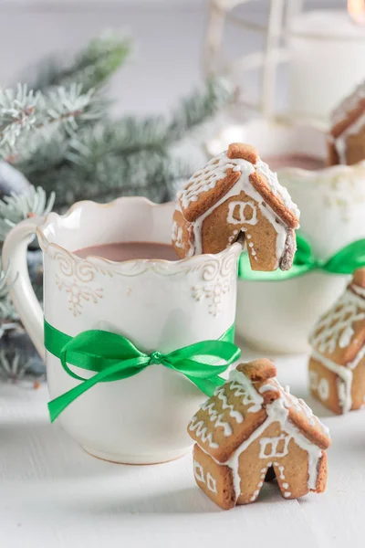 Cute gingerbread cottages with hot chocolate as Christmas snack — Stock Photo, Image
