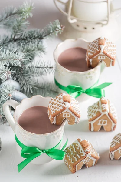 Маленькие пряничные домики с сладким напитком в рождественский зимний вечер — стоковое фото