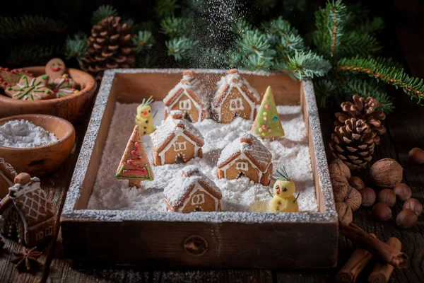 Schönes weihnachtliches Lebkuchendorf mit Schneemann und Bäumen — Stockfoto