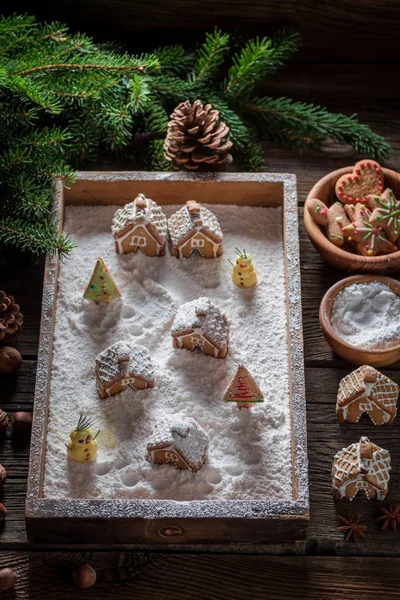 Village de pain d'épice de Noël fait maison avec arbres et neige — Photo