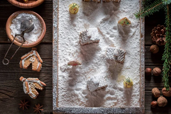 Wunderschönes weihnachtliches Lebkuchendorf mit Schneemann und Bäumen — Stockfoto