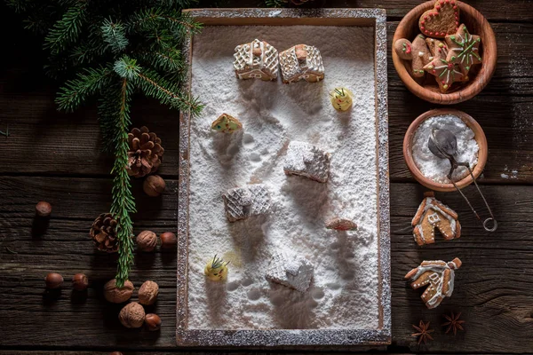 Прекрасная рождественская пряничная деревня со снеговиком и деревьями — стоковое фото