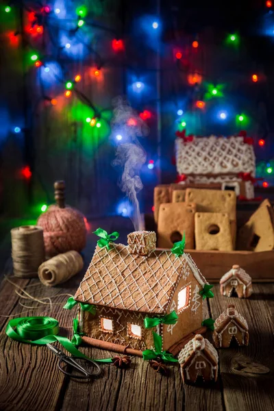 Hausgemachte Weihnachten Lebkuchenhäuschen an einem einzigartigen Ort — Stockfoto