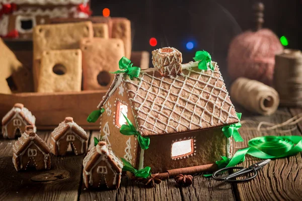 Wunderschöne weihnachtliche Lebkuchenhäuschen an einem einzigartigen Ort — Stockfoto