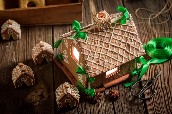 Schöne weihnachtliche Lebkuchenhäuschen in der alten Werkstatt — Stockfoto