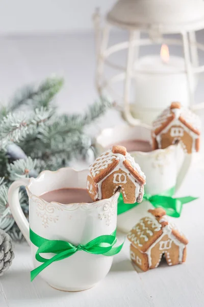 Homemade gingerbread cottages with hot chocolate in Christmas winter evening — Stock Photo, Image