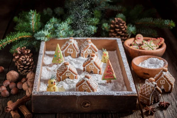 Entzückende Lebkuchenhäuschen für Weihnachten mit Schneemann und Bäumen — Stockfoto
