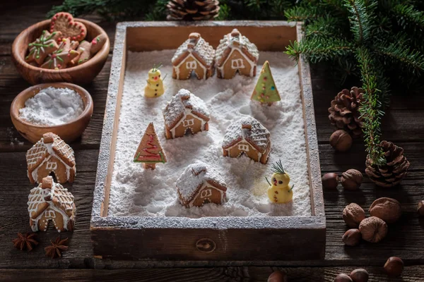 Schöne Lebkuchenhäuschen für Weihnachten mit Schneemann und Bäumen — Stockfoto
