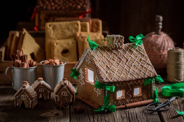 Wunderbare Weihnachten Lebkuchenhäuschen an einem einzigartigen Ort — Stockfoto