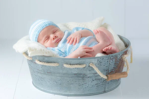 Dolce neonato che dorme in un piccolo bagno — Foto Stock