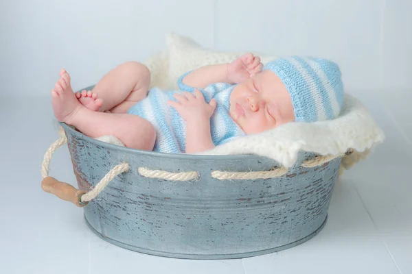 Dolce neonato che dorme in un piccolo bagno — Foto Stock