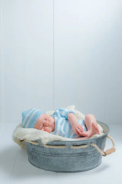 Dolce neonato che dorme in piccolo bagno — Foto Stock