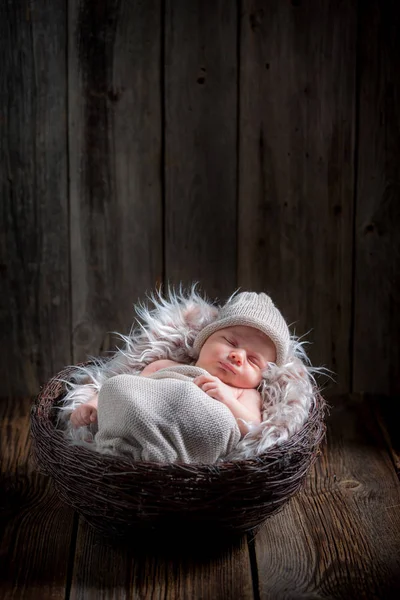 Прекрасный новорожденный ребенок спит на одеяле — стоковое фото