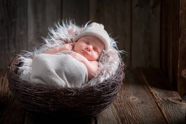 Adorabile neonato che dorme sulla coperta — Foto Stock