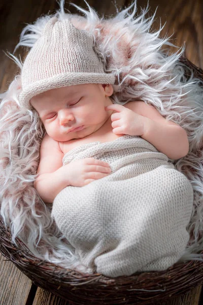 Adorabile neonato che dorme sulla coperta — Foto Stock