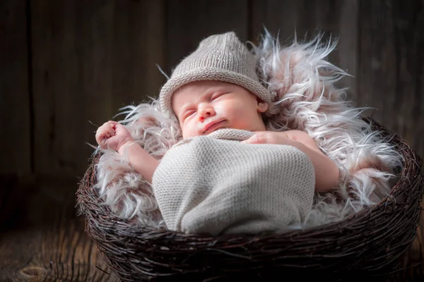 Прекрасный новорожденный ребенок спит на пушистом одеяле — стоковое фото