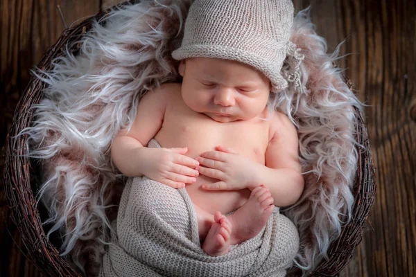 Bello neonato che dorme sulla coperta — Foto Stock