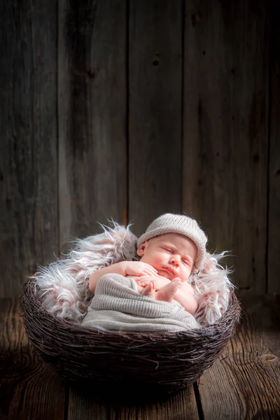 Сладкий новорожденный ребенок спит на пушистом одеяле — стоковое фото