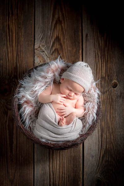 Carino neonato che dorme su una coperta soffice — Foto Stock