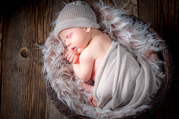 Lovely newborn baby sleeping on a fluffy blanket — Stock Photo, Image