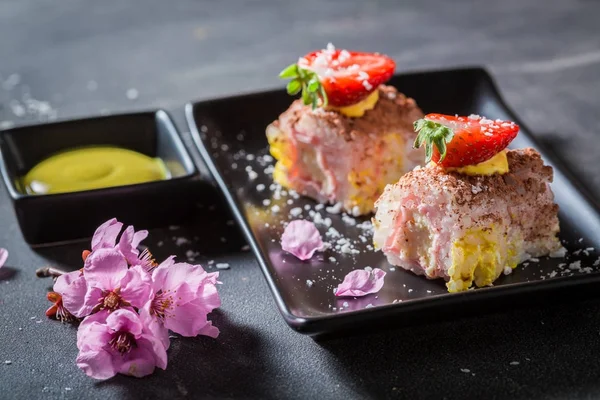 Enjoy your sweet sushi made of strawberry and mango — Stock Photo, Image