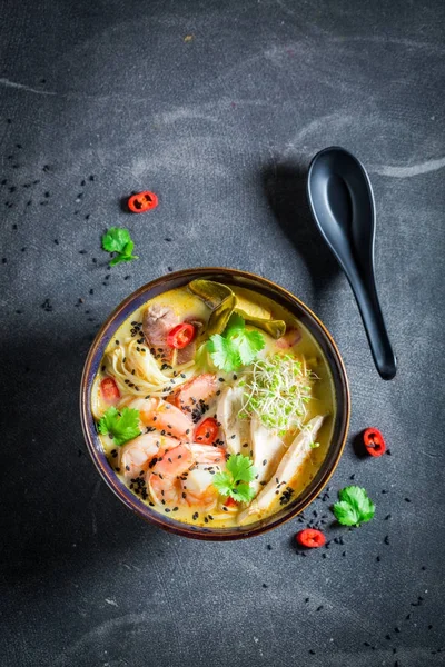 Sabrosa sopa de Malasia con pollo y camarones — Foto de Stock
