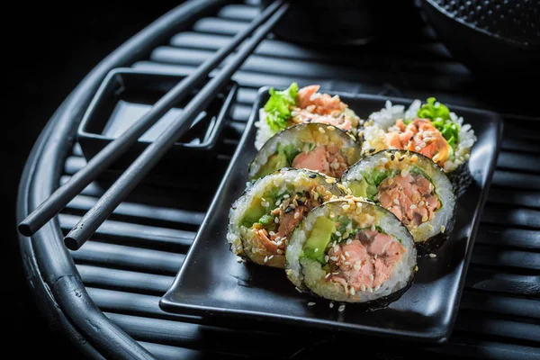 Köstliches Sushi-Set mit Wasabi und Sojasauce — Stockfoto