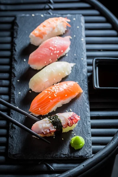 Leckeres Nigiri-Sushi mit Kraken, Garnelen und Lachs — Stockfoto