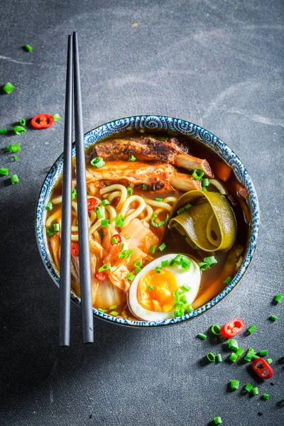 Sup Kimchi lezat dengan iga dan telur — Stok Foto