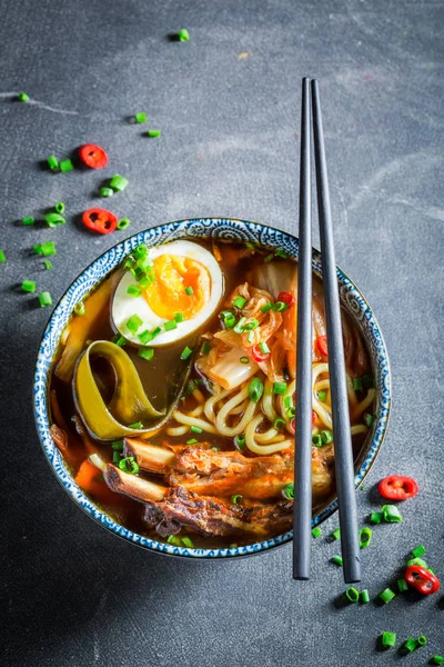 Sabrosa sopa de kimchi con costillas y huevos — Foto de Stock