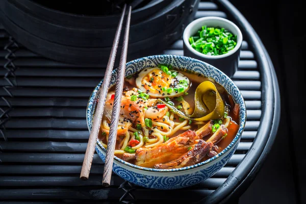 Nikmati sup Kimchi Anda dengan chive dan mie — Stok Foto