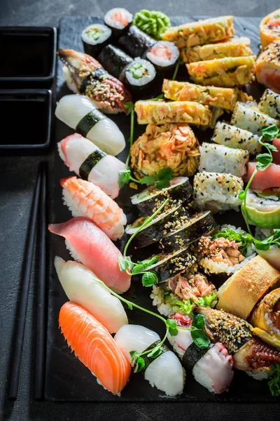 Frisches Sushi-Set aus frischem Gemüse und Meeresfrüchten — Stockfoto