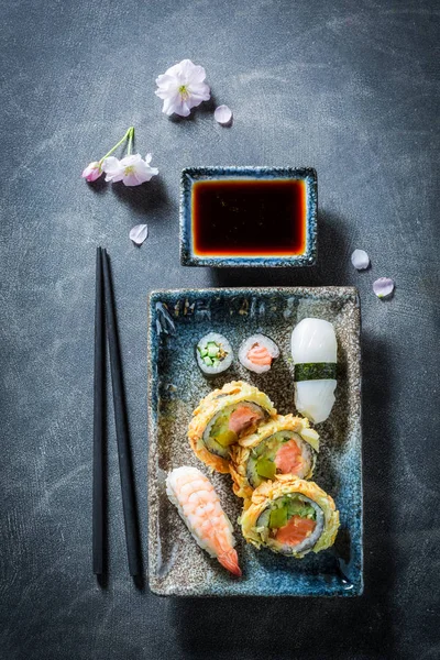 Gesundes Sushi-Set aus Lachs und Avocado — Stockfoto