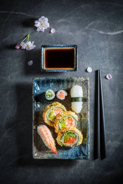健康寿司套由新鲜的蔬菜和海鲜 — 图库照片