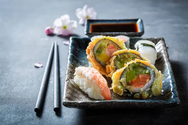 Genießen Sie Ihr Sushi-Set aus Lachs und Avocado — Stockfoto