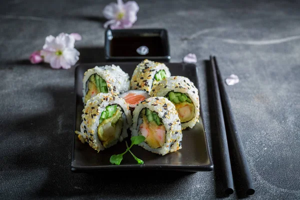 Genießen Sie Ihre Sushi-Mischung aus Lachs und Avocado — Stockfoto
