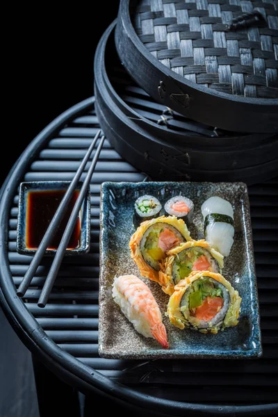 Köstliche Sushi-Mischung aus frischem Gemüse und Meeresfrüchten — Stockfoto
