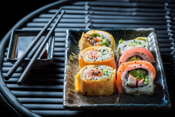 Leckere Sushi-Mischung mit Wasabi und Sojasauce — Stockfoto