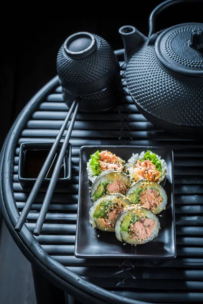 Genießen Sie Ihr Sushi-Set mit Garnelen und Reis — Stockfoto