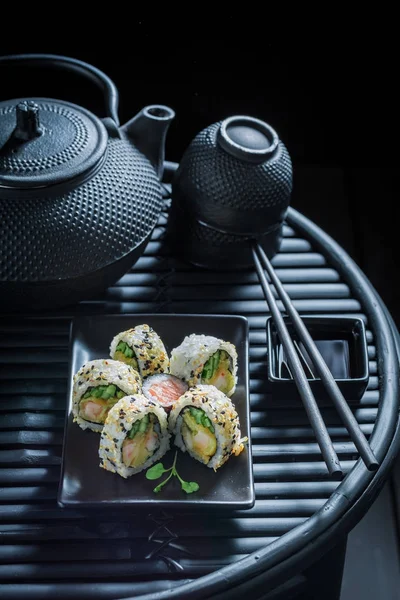 Gesunde Sushi-Mischung aus frischem Gemüse und Meeresfrüchten — Stockfoto