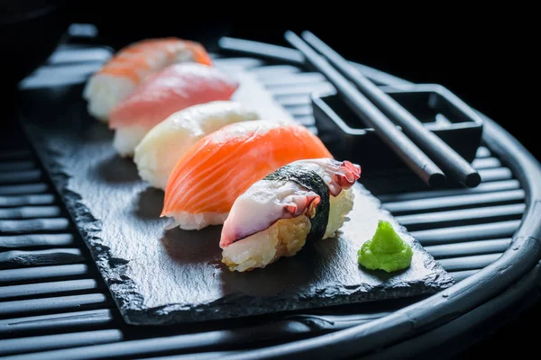 Frisches Nigiri-Sushi aus Lachs und Reis — Stockfoto