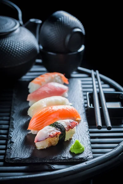 Köstliches Nigiri-Sushi aus frischen Meeresfrüchten — Stockfoto