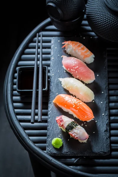 Köstliches Nigiri-Sushi mit Kraken, Garnelen und Lachs — Stockfoto