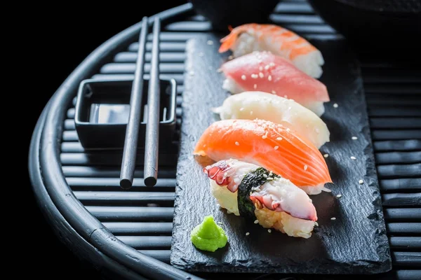 Delicioso sushi nigiri hecho de salmón y arroz — Foto de Stock