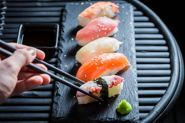 Leckeres Nigiri-Sushi aus Lachs und Reis — Stockfoto